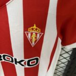 conjunto-niño-sporting-gijon-primera-equipacion-2024-2025-escudo-camiseta conjunto-niño-sporting-gijon-primera-equipacion-2024-2025-escudo-camiseta