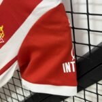conjunto-niño-sporting-gijon-primera-equipacion-2024-2025-puño-izquierdo conjunto-niño-sporting-gijon-primera-equipacion-2024-2025-puño-izquierdo