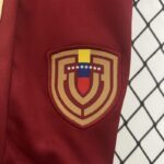 conjunto-niño-venezuela-primera-equipacion-2024-2025-escudo-pantalon-corto conjunto-niño-venezuela-primera-equipacion-2024-2025-escudo-pantalon-corto
