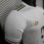 Camiseta-bayern-de-munich-125-aniversario-version-jugador-blanco-2025-2026-puño-derecho Camiseta-bayern-de-munich-125-aniversario-version-jugador-blanco-2025-2026-puño-derecho