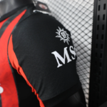 camiseta-ac-milan-primera-equipacion-2025-2026-puño
