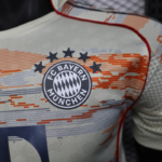 camiseta-bayern-de-munich-segunda-equipacion-version-jugador-2025-2026-escudo