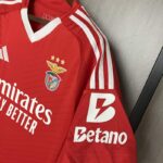 camiseta-benfica-primera-equipacion-2024-2025-puño camiseta-benfica-primera-equipacion-2024-2025-puño