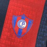 camiseta-cerro-porteno-primera-equipacion-2025-2026-escudo camiseta-cerro-porteno-primera-equipacion-2025-2026-escudo