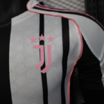 camiseta-juventus-primera-equipacion-version-jugador-2025-2026-escudo