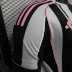 camiseta-juventus-primera-equipacion-version-jugador-2025-2026-puño