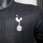 camiseta-tottenham-segunda-equipacion-version-juagdor-2025-2026-escudo camiseta-tottenham-segunda-equipacion-version-juagdor-2025-2026-escudo