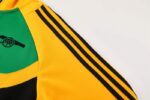 chandal-arsenal-verde-2024-2025-hombro