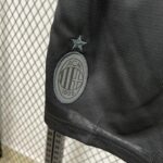 conjunto-niño-ac-milan-cuarta-equipacion-off-white-2024-2025-escudo-pantalon-corto conjunto-niño-ac-milan-cuarta-equipacion-off-white-2024-2025-escudo-pantalon-corto