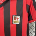 conjunto-niño-ac-milan-edicion-conmemorativa-125-aniversario-escudo