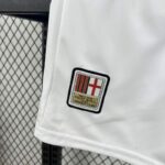 conjunto-niño-ac-milan-edicion-conmemorativa-125-aniversario-escudo-pantalon-corto