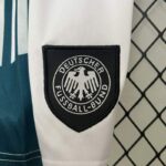 conjunto-niño-alemania-primera-equipacion-1996-1997-escudo-pantalon-corto