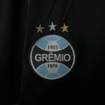 conjunto-niño-gremio-primera-equipacion-2024-2025-escudo-pantalon-corto
