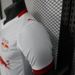 camiseta-RB-Leipzig-primera-equipacion-version-jugador-2025-2026-puño camiseta-RB-Leipzig-primera-equipacion-version-jugador-2025-2026-puño