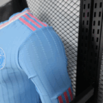 camiseta-inter-miami-segunda-equipacion-2-version-jugador-2025-2026-puño camiseta-inter-miami-segunda-equipacion-2-version-jugador-2025-2026-puño