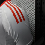 camiseta-liverpool-segunda-equipacion-version-jugador-2025-2026-puño