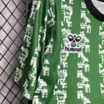 camiseta-real-betis-calentamiento-previa-2024-2025-puño