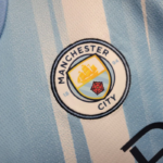 conjunto-niño-manchester-city-primera-equipacion-2025-2026-escudo conjunto-niño-manchester-city-primera-equipacion-2025-2026-escudo