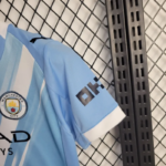 conjunto-niño-manchester-city-primera-equipacion-2025-2026-puño conjunto-niño-manchester-city-primera-equipacion-2025-2026-puño