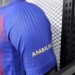camiseta-barcelona-primera-equipacion-version-jugador-2025-2026-puño camiseta-barcelona-primera-equipacion-version-jugador-2025-2026-puño