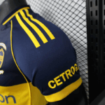 camiseta-boca-juniors-primera-equipacion-version-jugador-2025-2026-puño-izquierdo