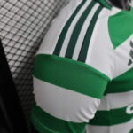 camiseta-celtic-fc-primera-equipacion-version-jugador-2024-2025-puño-izquierdo camiseta-celtic-fc-primera-equipacion-version-jugador-2024-2025-puño-izquierdo