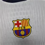 camiseta-fc-barcelona-edicion-especial-coldplay-verson-jugador-blanco-2025-2026-escudo