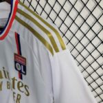 camiseta-lyon-primera-equipacion-2023-2024-hombro