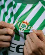 camiseta-real-betis-edicion-especial-conference-league-final-2024-2025-escudo