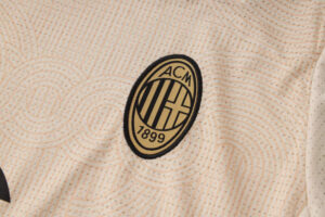 conjunto-de-entrenamiento-ac-milan-blanco-2024-2025-escudo