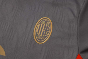 conjunto-de-entrenamiento-ac-milan-gris-2024-2025-escudo