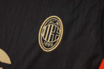 conjunto-de-entrenamiento-ac-milan-negro-2024-2025-escudo conjunto-de-entrenamiento-ac-milan-negro-2024-2025-escudo