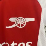 conjunto-niño-arsenal-primera-equipacion-2024-2025-escudo
