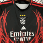 conjunto-niño-benfica-segunda-equipacion-2025-2026-pecho conjunto-niño-benfica-segunda-equipacion-2025-2026-pecho