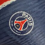 camiseta-psg-primera-equipacion-2024-2025-escudo