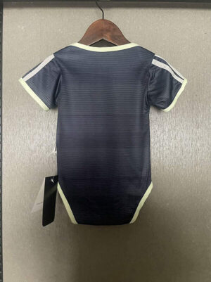 body-de-bebe-real-madrid-segunda-equipacion-2025-2026-parte-trasera