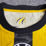 camiseta-Al-Ittihad-primera-equipacion-version-jugador-2025-2026-cuello