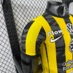 camiseta-Al-Ittihad-primera-equipacion-version-jugador-2025-2026-escudo