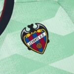 camiseta-levante-tercera-equipacion-2025-2026-escudo