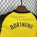 conjunto-niño-borussia-dortmund-primera-equipacion-2025-2026-cuello-trasero conjunto-niño-borussia-dortmund-primera-equipacion-2025-2026-cuello-trasero