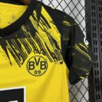 conjunto-niño-borussia-dortmund-primera-equipacion-2025-2026-escudo conjunto-niño-borussia-dortmund-primera-equipacion-2025-2026-escudo