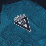 camiseta-cadiz-cf-tercera-equipacion-2025-2026-escudo