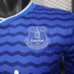 camiseta-everton-primera-equipacion-version-jugador-2025-2026-escudo
