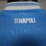 camiseta-napoli-primera-equipacion-version-jugador-2025-2026-cuello-trasero camiseta-napoli-primera-equipacion-version-jugador-2025-2026-cuello-trasero