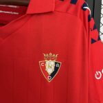 camiseta-osasuna-primera-equipacion-2025-2026-escudo camiseta-osasuna-primera-equipacion-2025-2026-escudo