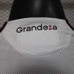 camiseta-river-plate-primera-equipacion-version-jugador-2025-2026-cuello-trasero camiseta-river-plate-primera-equipacion-version-jugador-2025-2026-cuello-trasero