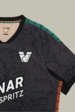 camiseta-venezia-fc-primera-equipacion-2025-2026-escudo camiseta-venezia-fc-primera-equipacion-2025-2026-escudo