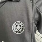 conjunto-niño-manchester-city-segunda-equipacion-2025-2026-escudo conjunto-niño-manchester-city-segunda-equipacion-2025-2026-escudo