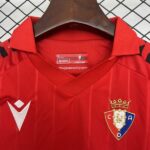 conjunto-niño-osasuna-primera-equipacion-2025-2026-cuello conjunto-niño-osasuna-primera-equipacion-2025-2026-cuello