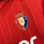 conjunto-niño-osasuna-primera-equipacion-2025-2026-escudo conjunto-niño-osasuna-primera-equipacion-2025-2026-escudo